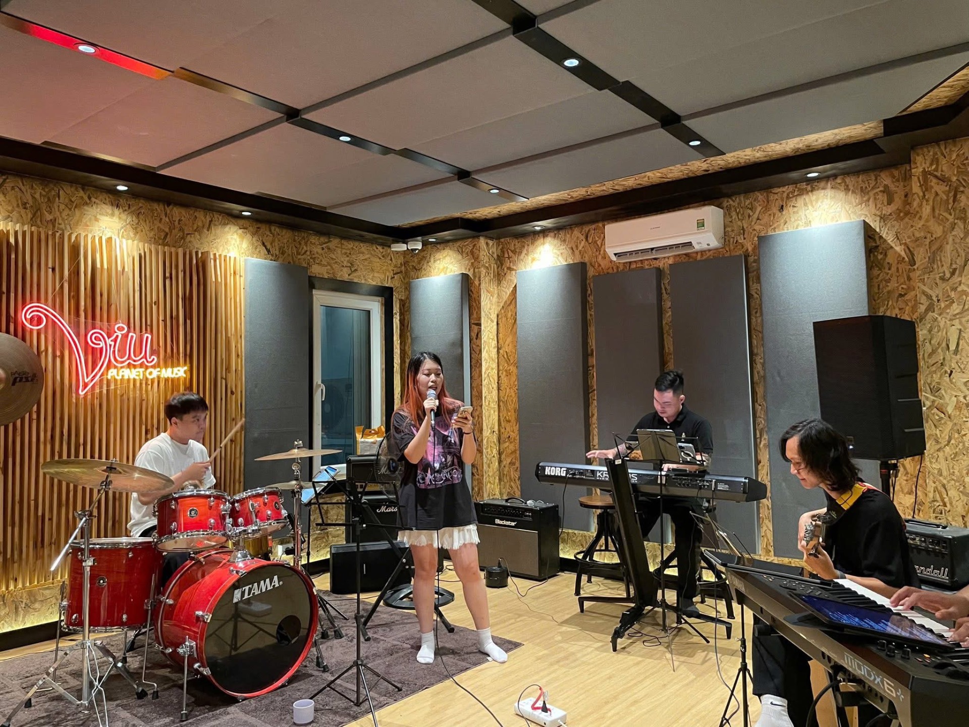 Buổi tập band cùng ban nhạc tại trung tâm