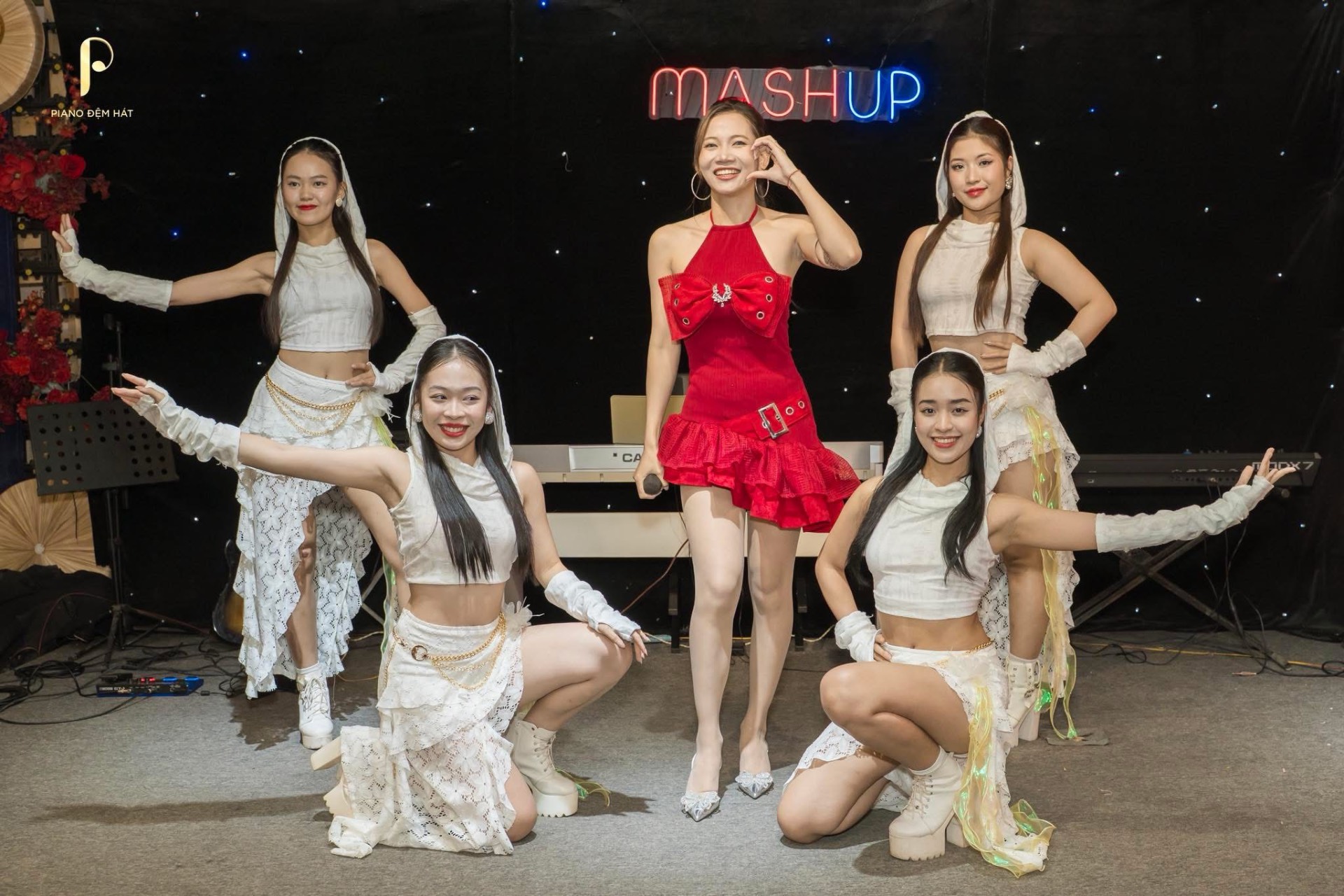Học viên Piano Đệm Hát biểu diễn trên sân khấu Mashup của trung tâm