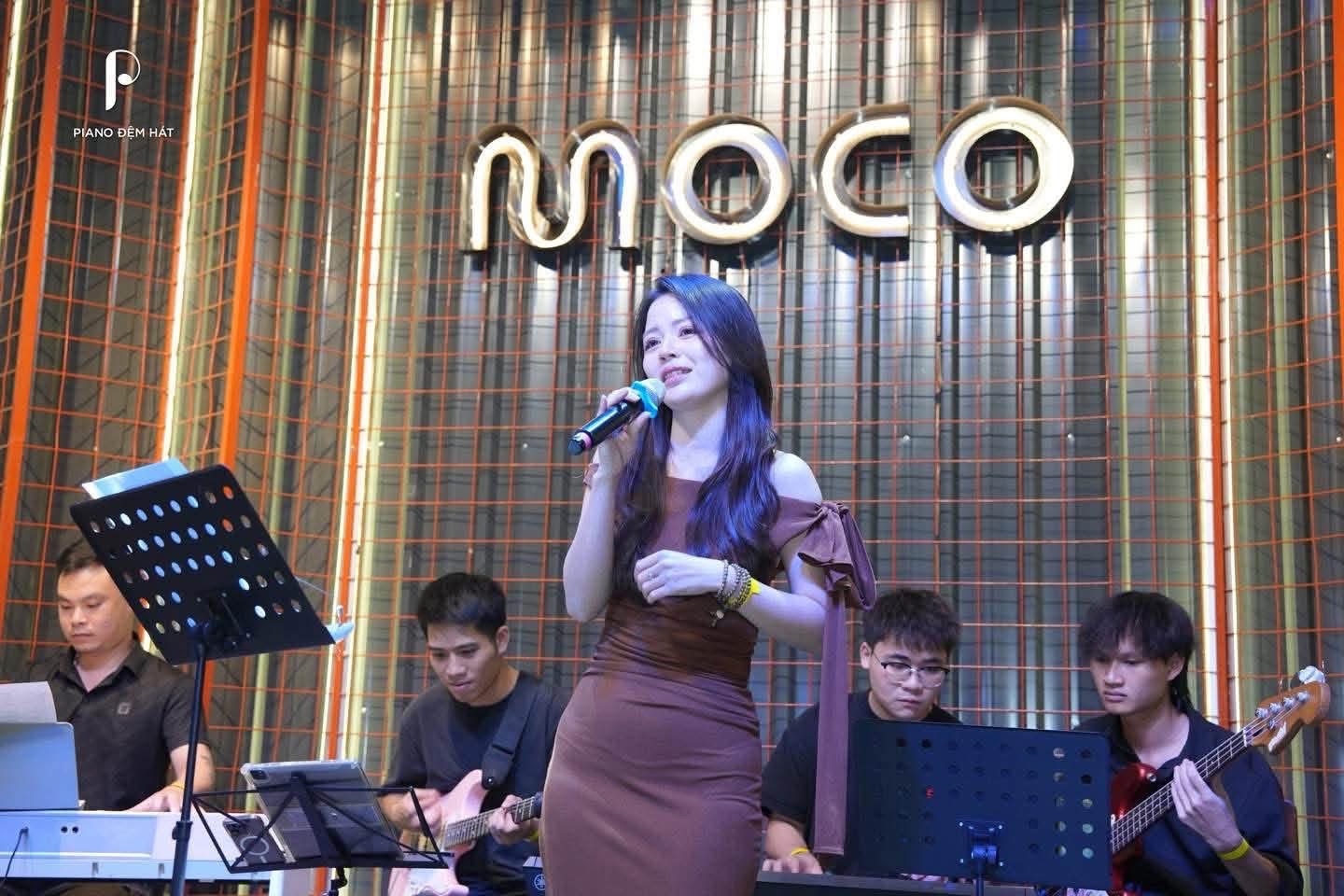 Học viên biểu diễn cùng ban nhạc tại phòng trà