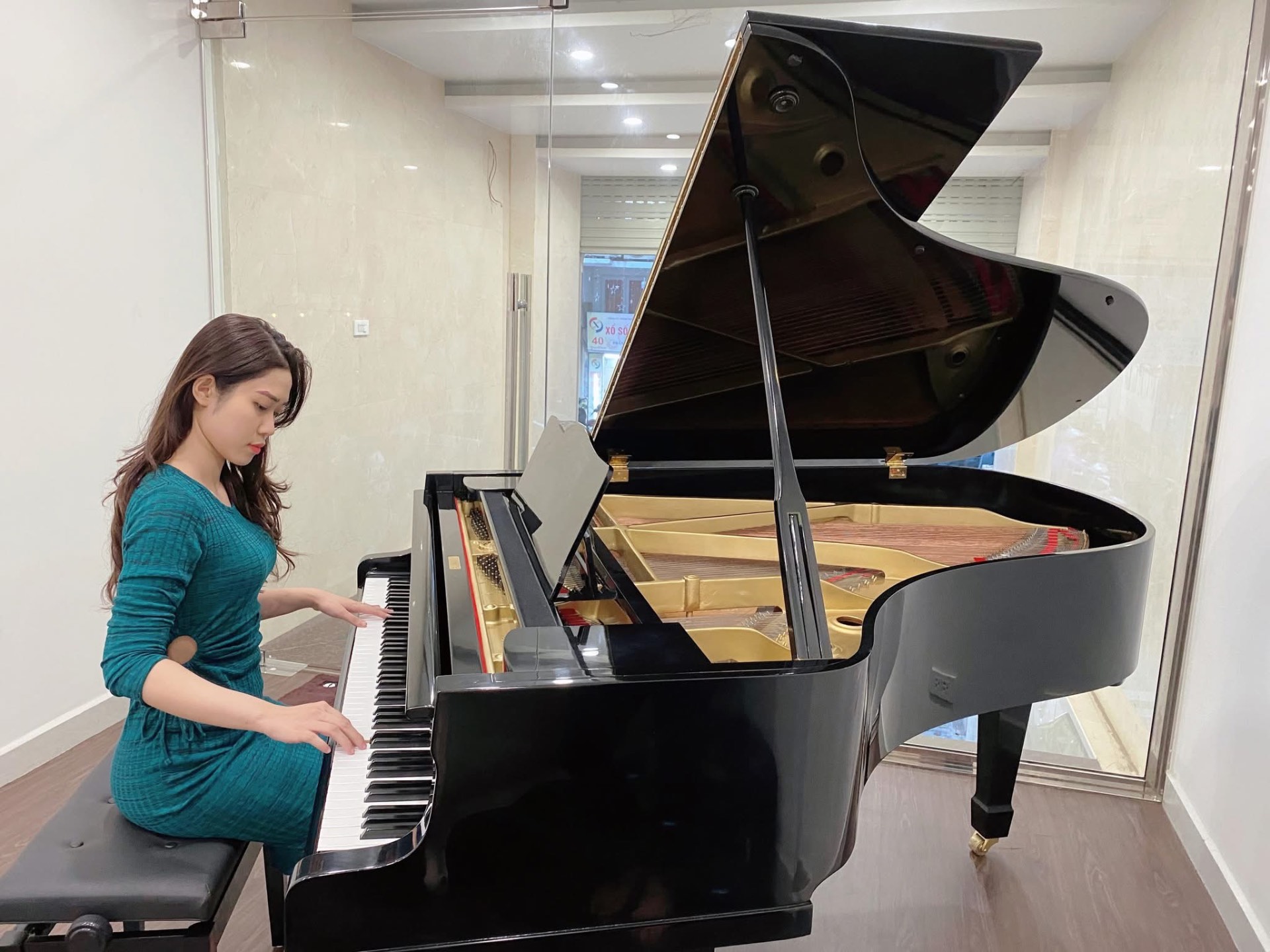 Học viên học piano cùng giáo viên tại Piano Đệm Hát