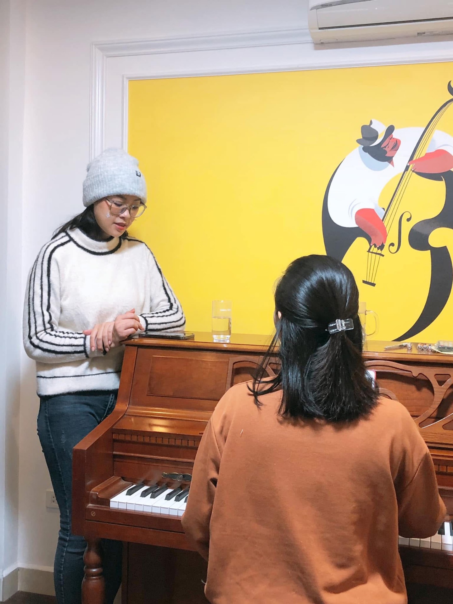 Học viên luyện thanh nhạc cùng giáo viên tại Piano Đệm Hát